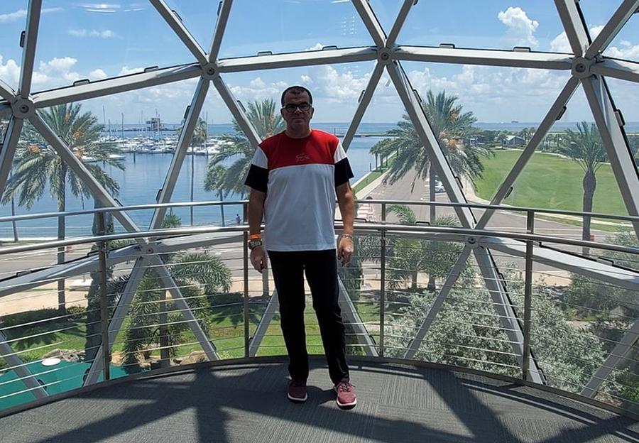 Profesorul român Cristian Sabău Un profesor român, în inima galeriei lui Inter Miami la debutul lui Leo Messi! » Detalii savuroase din peluză: „Sărim!”