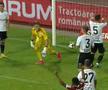 Autogol cum rar se vede în fotbal: Bogdan Vătăjelu a comis-o în U Cluj - Rapid