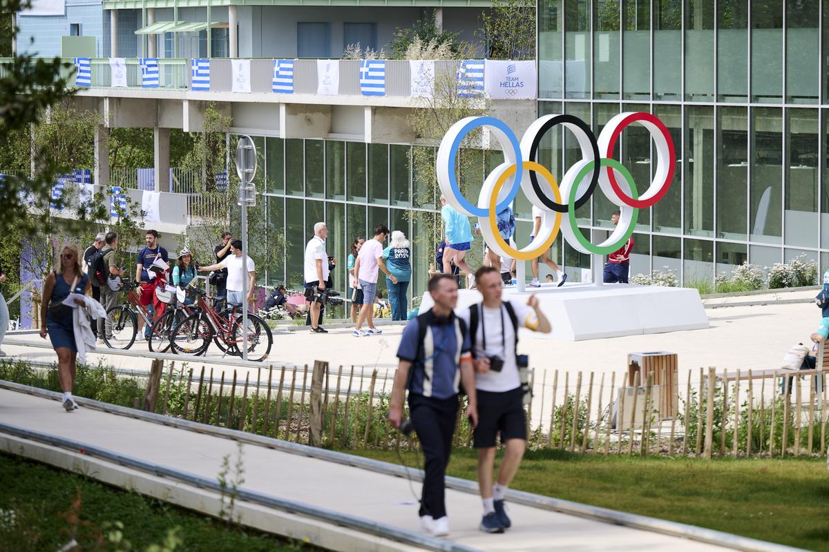 Vizită în Satul Olimpic » Ce mesaje are România la parterul blocului + cele două națiuni care împart clădirea cu „tricolorii”