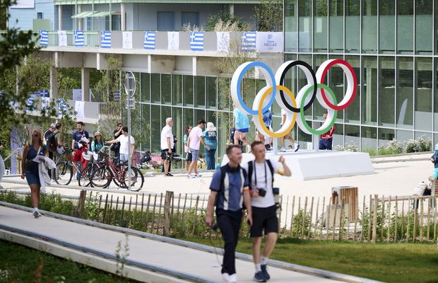 Vizită în Satul Olimpic » Ce mesaje are România la parterul blocului + cele două națiuni care împart clădirea cu „tricolorii”