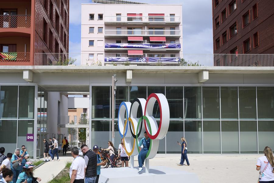 Imagini din Satul Olimpic de la Paris FOTO Raed Krishan Vizită în Satul Olimpic » Ce mesaje are România la parterul blocului + cele două națiuni care împart clădirea cu „tricolorii”