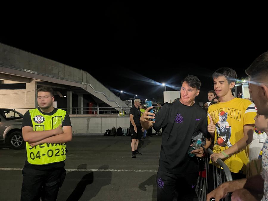 Risto Radunovic a dat autografe după FCSB - Maccabi Tel Aviv Titularul campioanei FCSB, cale liberă spre noua echipă: „Nu am primit nimic concret, pot negocia cu oricine!”
