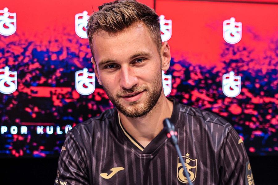Denis Drăguș la prezentare / Foto: site Trabzonspor Denis Drăguș a fost prezentat oficial la Trabzonspor » Primele declarații în tricoul turcilor și numărul neobișnuit pe care îl va purta