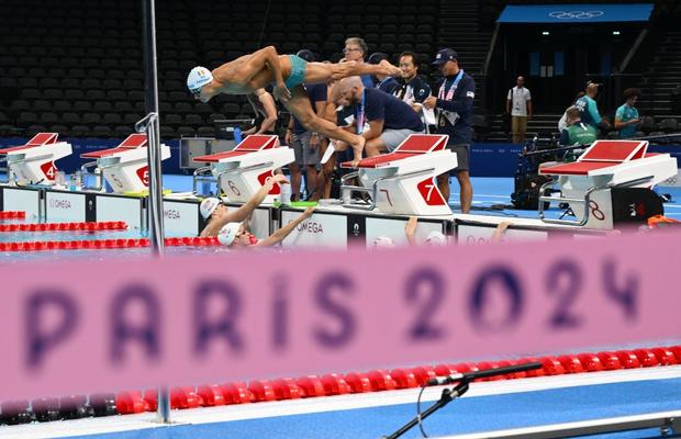 David Popovici la primul antrenament în La Defense Arena! GSP a surprins imaginile EXCLUSIVE cu campionul nostru