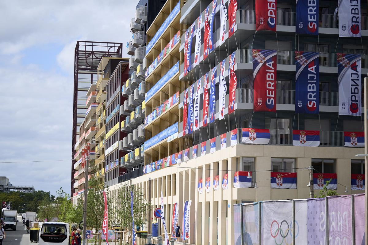 Vizită în Satul Olimpic » Ce mesaje are România la parterul blocului + cele două națiuni care împart clădirea cu „tricolorii”
