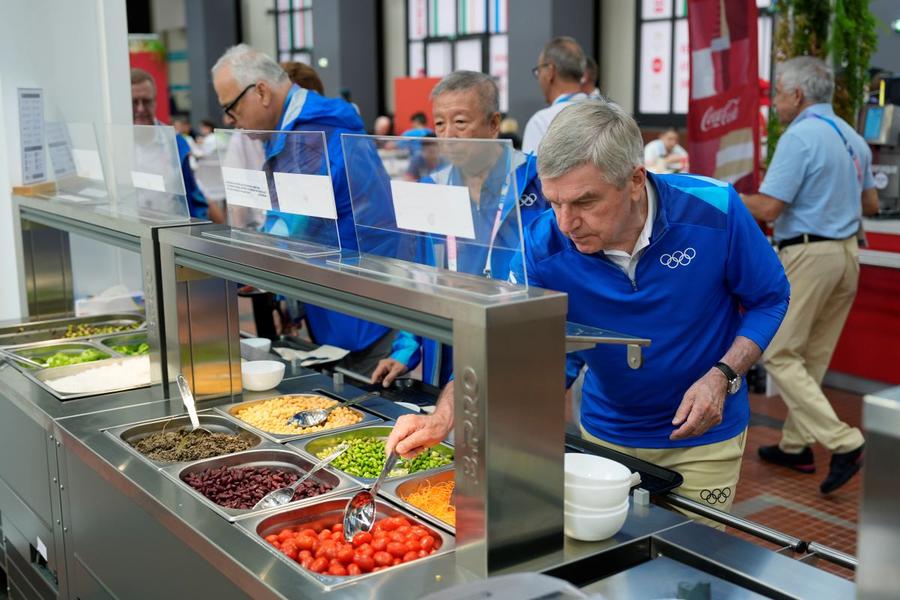 Thomas Bach, președintele CIO, a testat deja restaurantul din Satul Olimpic de la Paris Foto: Imago Images Adio, chicken nuggets și zahăr, bun-venit ou poșat și cremă de sparanghel! Meniul de la Jocurile Olimpice s-a schimbat dramatic