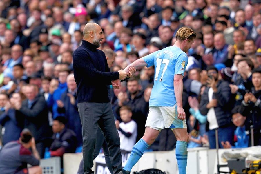 Pep Guardiola și Kevin De Bruyne, foto: Imago Images Decizia radicală luată de Pep Guardiola » Schimbă strategia în plin sezon: „Nu ne putem gândi la obiective mari”