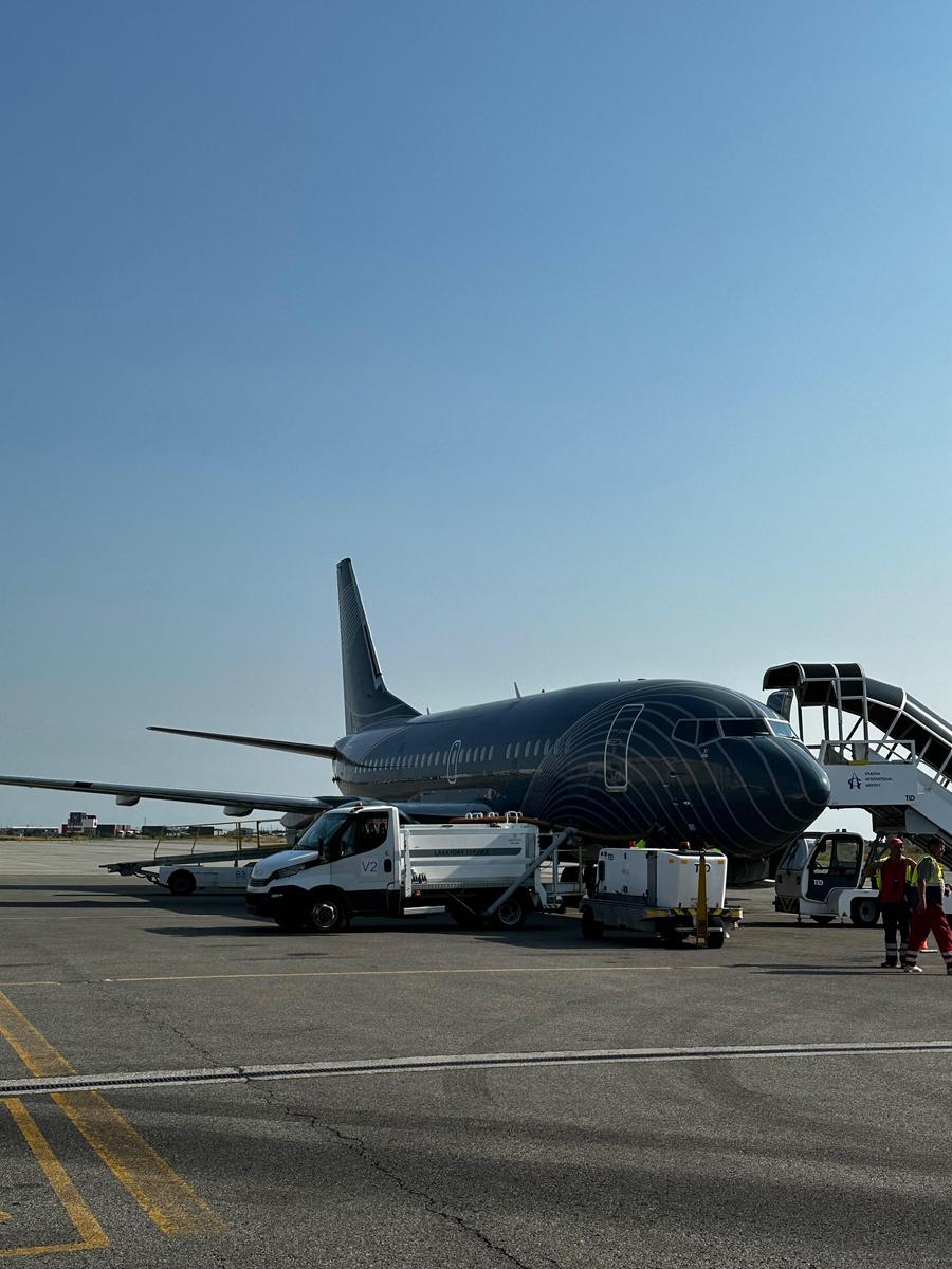 Angajații aeroportului din Craiova pregătesc aeronava pentru decolare Craiova a plecat la Sarajevo cu avionul lui Inter! » Soldații NATO îi vor susține pe olteni