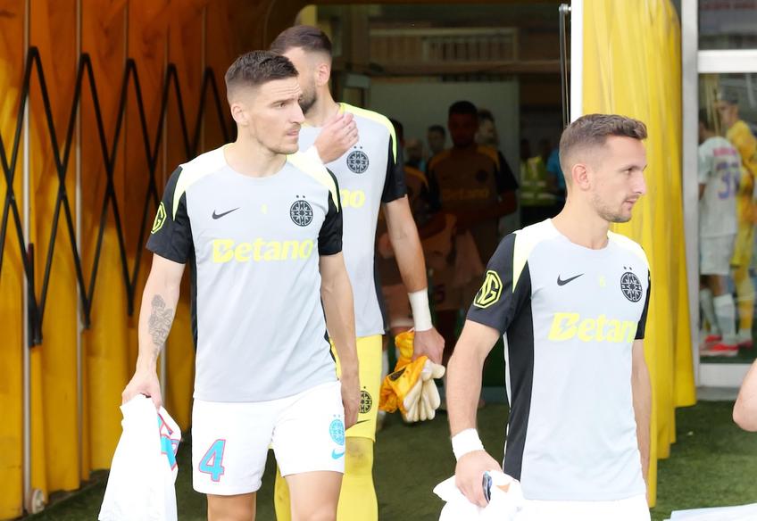 Așa a arătat echipamentul purtat de jucătorii de rezervă de la FCSB, cu sponsorul Betano pe tricou // FOTO: Andrei Furnigă (GSP)