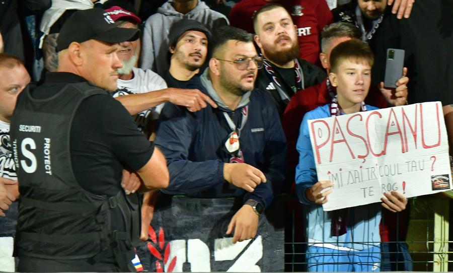 Stewarzii la meciul FC Argeș - Rapid. Foto: Cristi Preda O sută de mii de euro din arbitraj și peste 600.000€ din contracte cu statul! » Arbitrul care oferă servicii pentru o echipă importantă din Superligă