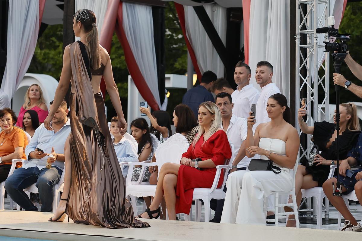 Simona Radiș Sabrina Voinea modele modă Bukarest Fashion Week