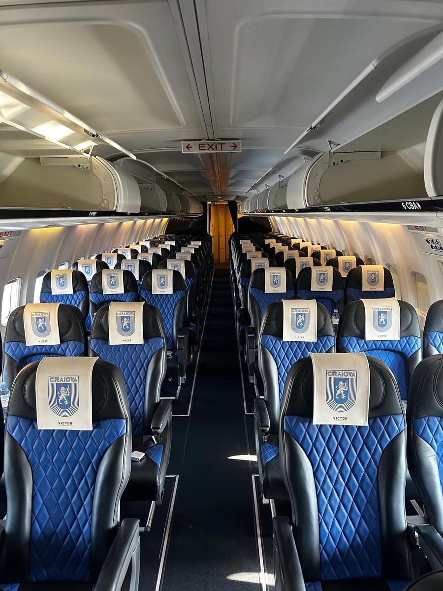 Aeronava Boeing 737-500 a fost rebranduită cu emblema Universității Craiova Craiova a plecat la Sarajevo cu avionul lui Inter! » Soldații NATO îi vor susține pe olteni