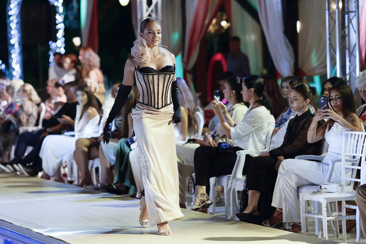Simona Radiș Sabrina Voinea modele modă Bukarest Fashion Week