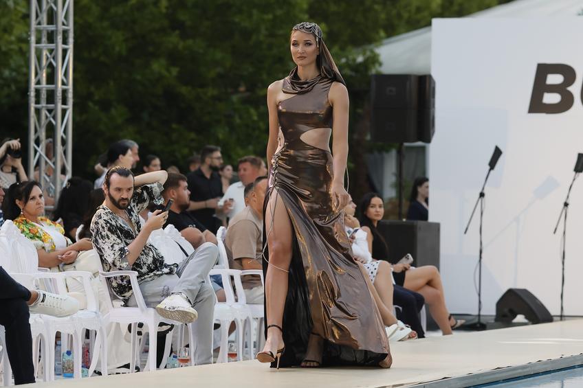 Simona Radiș a fost o prezență absolut devastatoare pe scena de la Bukarest Fashion Week. Foto: Cristi Preda
