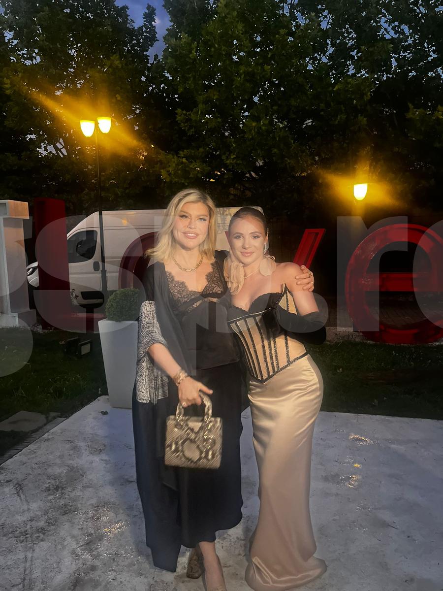 Sabrina Voinea s-a fotografiat alături de Loredana Groza în culisele Bukarest Fashion Week Simona Radiș și Sabrina Voinea, ravisante pe podiumul de la Bukarest Fashion Week: „Îmi dau lacrimile!” + Cu ce vedete s-au întâlnit în culise