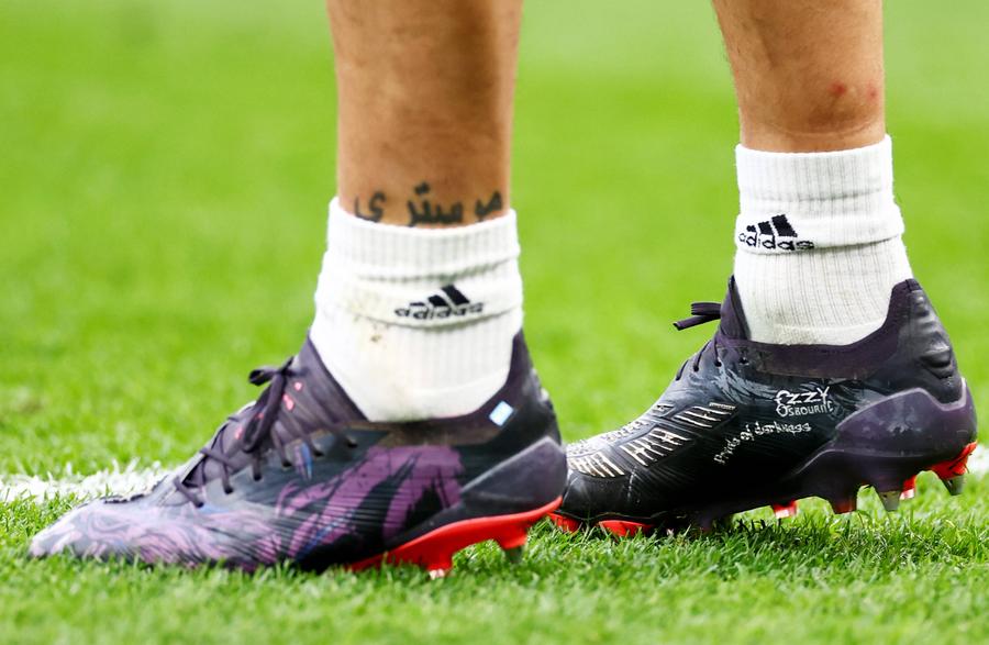 Emiliano Martinez, purtând ghetele cu numele lui Ozzy Osbourne inscripționat. Foto: Imago Images Aston Villa își ia rămas bun de la „Prințul Întunericului”, legendarul Ozzy Osbourne