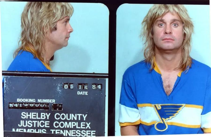 Ozzy Osbourne, arestat în 1984, în timp ce purta tricoul echipei de hochei St. Louis Blues. Foto: Facebook @Hockey Feed De la copilul care spăla mașini pentru a strânge bani de bilet, la imaginea lui Aston Villa » Bogata moștenire sportivă a lui Ozzy Osbourne