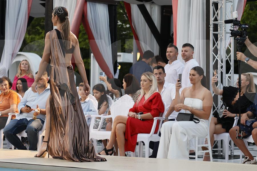Ancuța Bodnar, din primul rând în public, a susținut-o la Bukarest Fashion Week pe colega și prietena ei Simona Radiș. Foto: Cristi Preda (GSP) Simona Radiș și Sabrina Voinea, ravisante pe podiumul de la Bukarest Fashion Week: „Îmi dau lacrimile!” + Cu ce vedete s-au întâlnit în culise