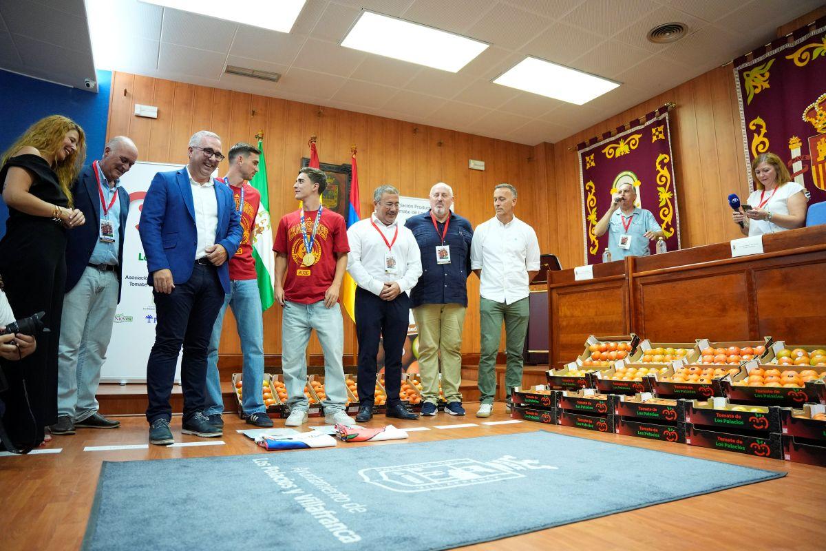 Fabian Ruiz și Gavi au fost premiați în orașul natal cu roșii în greutatea lor!