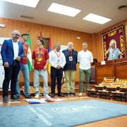 Campionii mondial Fabian Ruiz și Gavi, premiați de primarul din Los Palacios y Villafranca cu roșii în greutatea lor / Foto: Imago