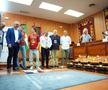 Campionii mondial Fabian Ruiz și Gavi, premiați de primarul din Los Palacios y Villafranca cu roșii în greutatea lor / Foto: Imago