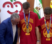Campionii mondial Fabian Ruiz și Gavi, premiați de primarul din Los Palacios y Villafranca cu roșii în greutatea lor / Foto: capturi El Desmarque