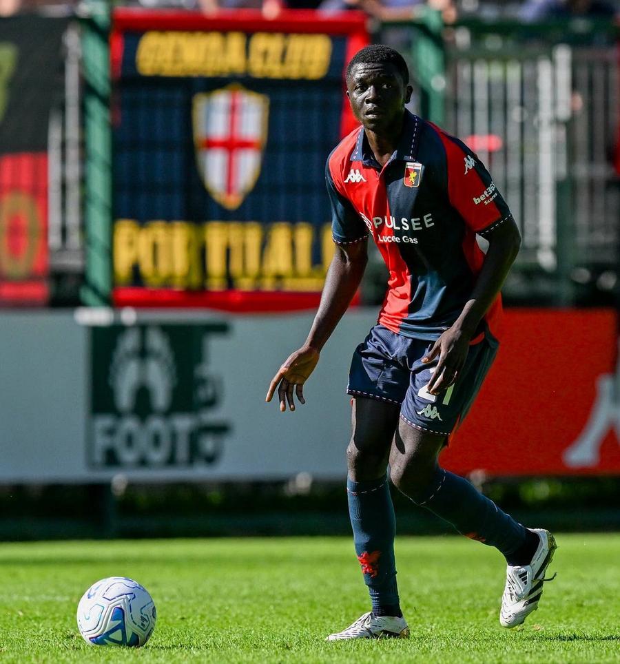 Chec Bebel Doumbia, în meciul amical al cantonamentului de la Moena. Foto: Genoa CFC Chec vișiniu! Rapid, în negocieri avansate pentru încă un mijlocaș
