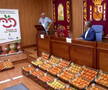 Campionii mondial Fabian Ruiz și Gavi, premiați de primarul din Los Palacios y Villafranca cu roșii în greutatea lor / Foto: capturi El Desmarque