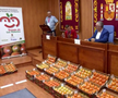 Campionii mondial Fabian Ruiz și Gavi, premiați de primarul din Los Palacios y Villafranca cu roșii în greutatea lor / Foto: capturi El Desmarque