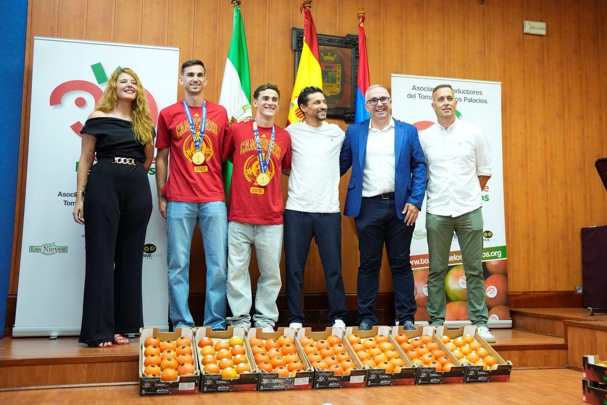 Fabian Ruiz și Gavi au fost premiați în orașul natal cu roșii în greutatea lor!