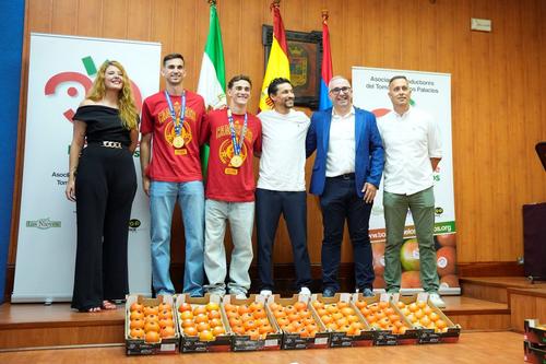 Campionii mondial Fabian Ruiz și Gavi, premiați de primarul din Los Palacios y Villafranca cu roșii în greutatea lor / Foto: Imago