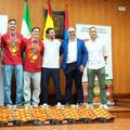 Campionii mondial Fabian Ruiz și Gavi, premiați de primarul din Los Palacios y Villafranca cu roșii în greutatea lor / Foto: Imago