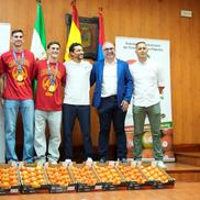 Campionii mondial Fabian Ruiz și Gavi, premiați de primarul din Los Palacios y Villafranca cu roșii în greutatea lor / Foto: Imago