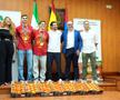 Campionii mondial Fabian Ruiz și Gavi, premiați de primarul din Los Palacios y Villafranca cu roșii în greutatea lor / Foto: Imago