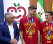 Campionii mondial Fabian Ruiz și Gavi, premiați de primarul din Los Palacios y Villafranca cu roșii în greutatea lor / Foto: capturi El Desmarque