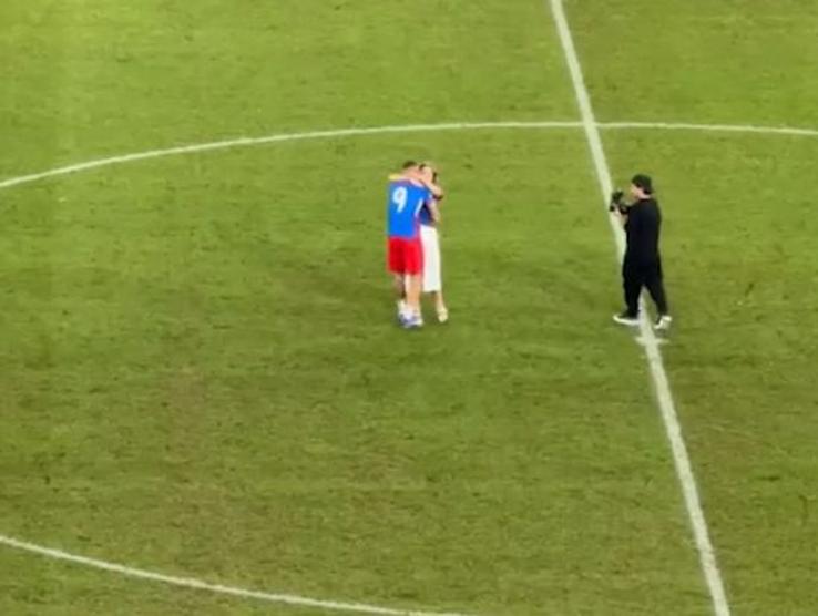 Daniel Bîrligea, alături de iubita sa, pe teren, după FCSB - Auda 2-3 / Foto: golazo.ro