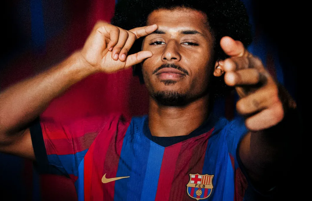 E oficial! Fotbalistul cu origini românești, prezentat de FC Barcelona