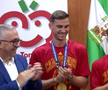 Campionii mondial Fabian Ruiz și Gavi, premiați de primarul din Los Palacios y Villafranca cu roșii în greutatea lor / Foto: capturi El Desmarque