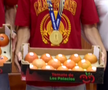 Campionii mondial Fabian Ruiz și Gavi, premiați de primarul din Los Palacios y Villafranca cu roșii în greutatea lor / Foto: capturi El Desmarque