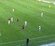 Un adversar a respins, dar Muhar a întins piciorul, recuperând mingea