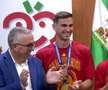 Campionii mondial Fabian Ruiz și Gavi, premiați de primarul din Los Palacios y Villafranca cu roșii în greutatea lor / Foto: capturi El Desmarque