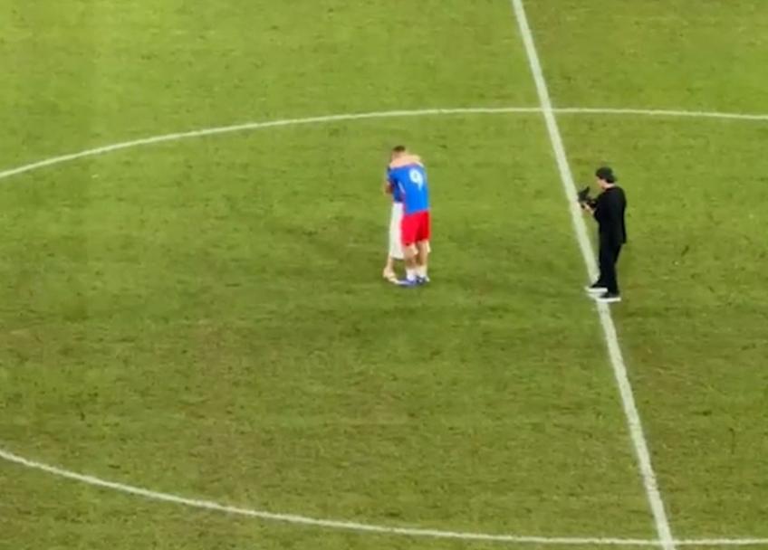 Daniel Bîrligea, alături de iubita sa, pe teren, după FCSB - Auda 2-3 / Foto: golazo.ro