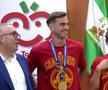 Campionii mondial Fabian Ruiz și Gavi, premiați de primarul din Los Palacios y Villafranca cu roșii în greutatea lor / Foto: capturi El Desmarque