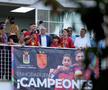 Campionii mondial Fabian Ruiz și Gavi, premiați de primarul din Los Palacios y Villafranca cu roșii în greutatea lor / Foto: capturi El Desmarque