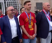 Campionii mondial Fabian Ruiz și Gavi, premiați de primarul din Los Palacios y Villafranca cu roșii în greutatea lor / Foto: capturi El Desmarque