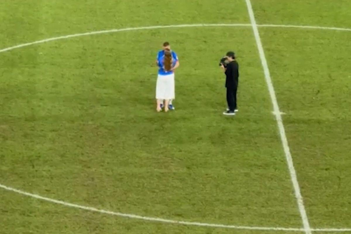 După FCSB - Auda, fotbalistul criticat de Becali a dansat și s-a fotografiat cu iubita pe gazonul din Ghencea