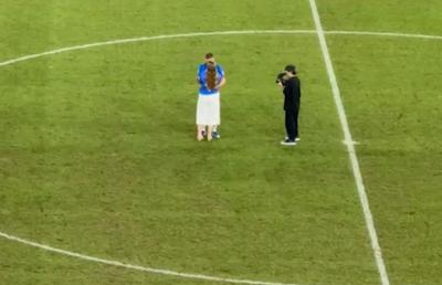 După FCSB - Auda, fotbalistul criticat de Becali a dansat și s-a fotografiat cu iubita pe gazonul din Ghencea