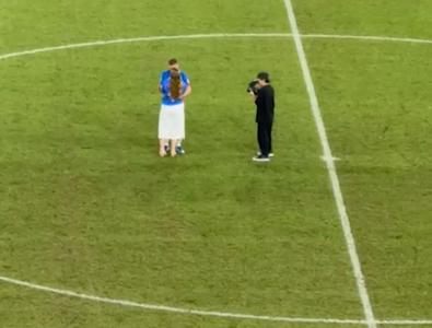 La scurt timp după FCSB - Auda, fotbalistul criticat de Becali a dansat și s-a fotografiat cu iubita pe gazonul din Ghencea