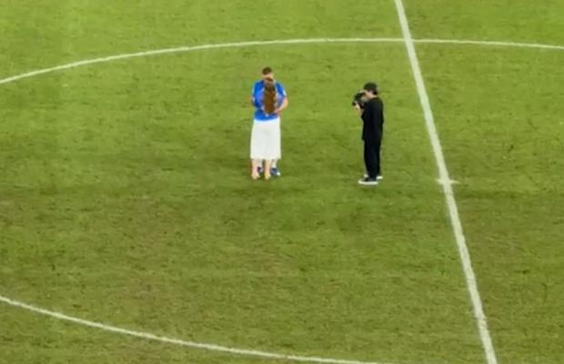 După FCSB - Auda, fotbalistul criticat de Becali a dansat și s-a fotografiat cu iubita pe gazonul din Ghencea