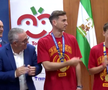 Campionii mondial Fabian Ruiz și Gavi, premiați de primarul din Los Palacios y Villafranca cu roșii în greutatea lor / Foto: capturi El Desmarque